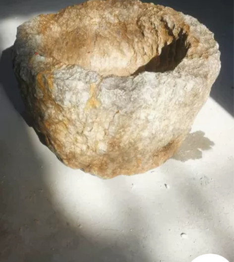 石器时代的石盆；运河古道出土。皮壳风化有钟...