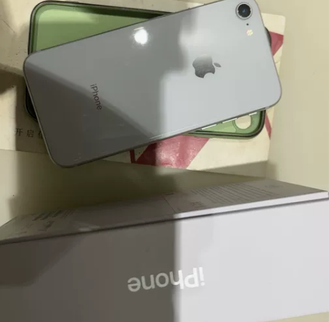 iPhone 8自用行货，128GB银。无...