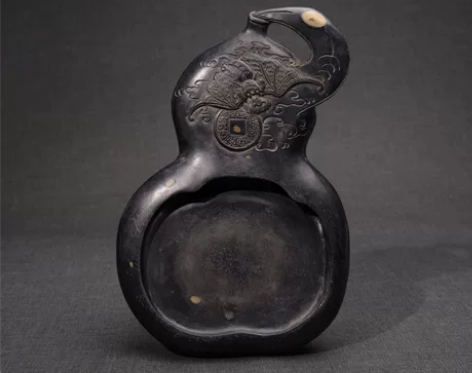 旧藏端砚:福禄在眼前 此砚身呈葫芦形,石质...