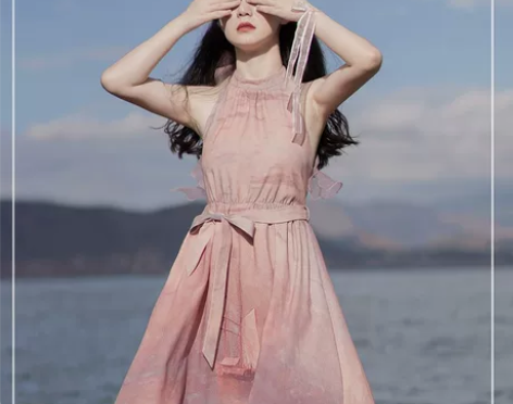 二十年原创设计 全新仅试穿 挂脖款落日时...