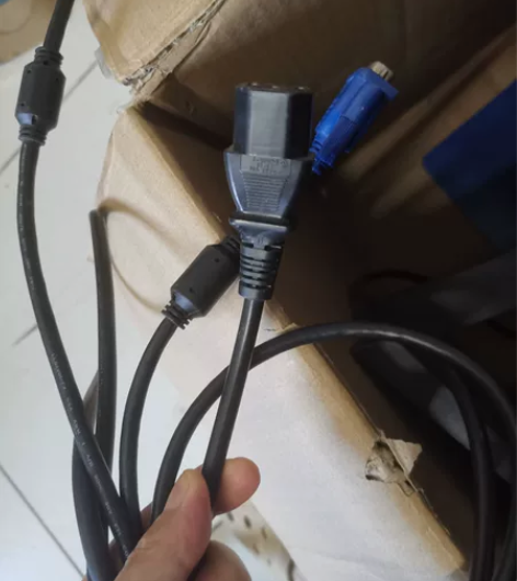 电脑显示屏主机数据线，很多网线，电脑电源线...