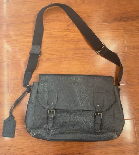 巴宝莉 正品  男单肩包，邮差包。 深蓝色...