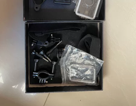 山狗a8运动相机，两块电池一个充电座跟一堆...