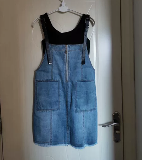 牛仔背带裙 压箱底，我自己搭配了短款小背心...