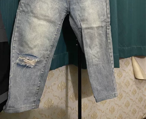 水洗破洞 七分牛仔裤 湖蓝色高领打底衫（均...