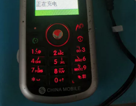 摩托罗拉怀旧手机，闲置多年。有电池及充电器...