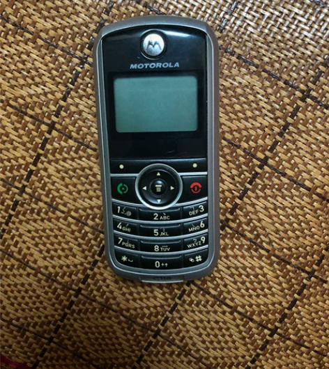 搬家翻出摩托罗拉经典款手机一台,c118,...
