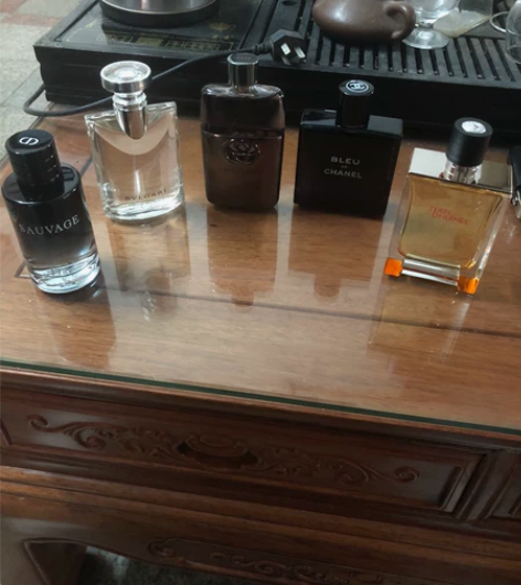 刚整理房间翻出来的香水，都是些大牌香水，平...