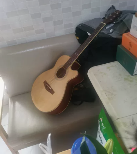 吉他，上班后就没用了，挺新的！东西在县后，...
