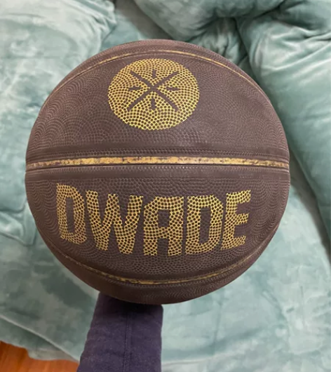 李宁篮球，表面纹路还在，手感十分完美，不打...