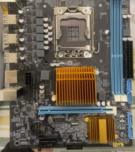 自己用了两个月的板子，主板放CPU位置有两...