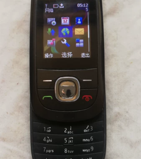 诺基亚2220S，经典滑盖手机。插卡可用，...