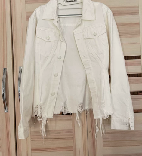 白色牛仔服收腰款裙子是一套的能穿到115斤...