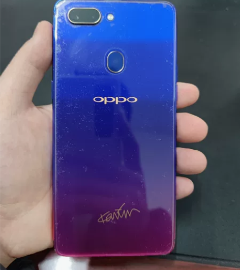oppor15 星云特别版   6+128  屏幕是钢化膜裂...