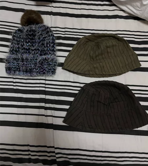 30块5个帽子。两个渔夫帽,一个冬季毛毡帽...