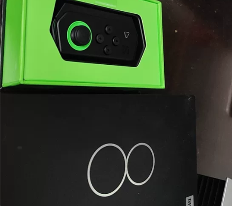 小米手机8的原装包装盒，加定制的黑鲨手机壳...