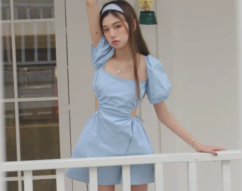 陈以二法式方领泡泡袖镂空系带连衣裙女夏露背...