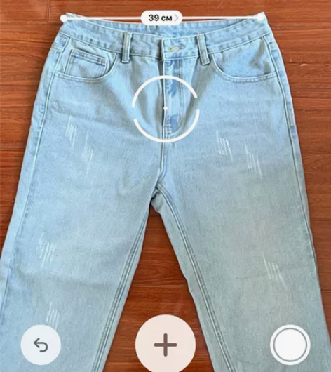 牛仔裤是蓝色的。尺寸32 全新的，尺寸不合...