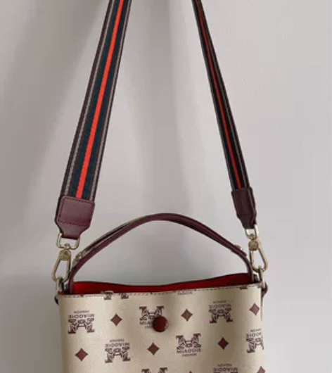 女士包包  斜挎单肩包女 专柜买的，原价两...