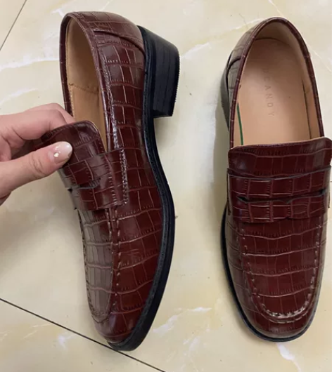 大叔家单鞋。全新36，下地试穿。鞋底轻微脏...