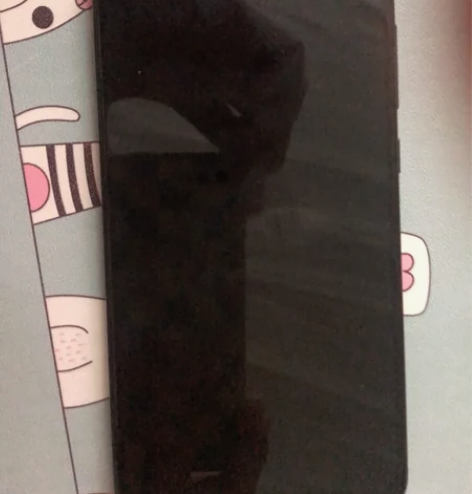 小米8屏幕指纹版有磕碰带上手机壳就看不出来...