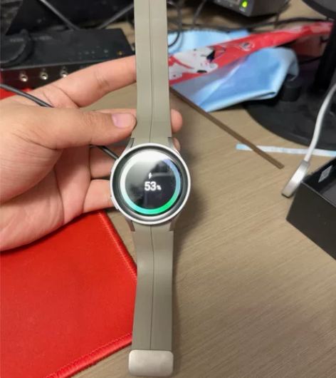 三星高配手表,watch5p,和手机一起在...