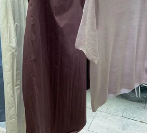 出售夏日裙装一套,110斤以内均可,上衣2...