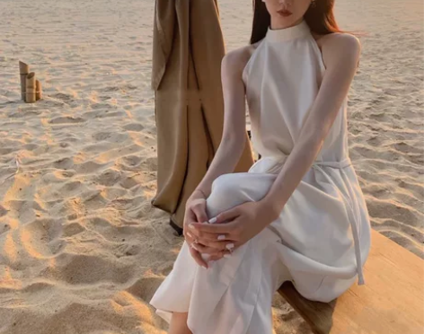 法式白色挂脖连衣裙女2022年夏新款收腰显...