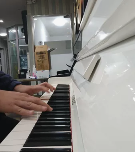 斯特劳斯白色钢琴，STRAUSS，学生考完...