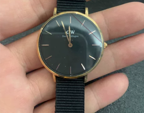 DW手表，全新的，买了两年没戴过，电池正常...