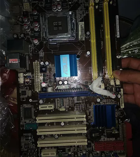 三张主板，技嘉和华硕的，拆机的，每一张主板...