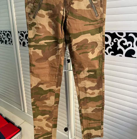 女士休闲铅笔裤迷彩裤 忘记什么品牌了，商场...