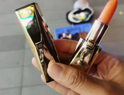 大牌口红，唇膏，眼影，粉底，眼线等等   ...