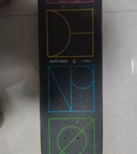 DBH滑板，心血来潮买的，后面无划纹。没碰...