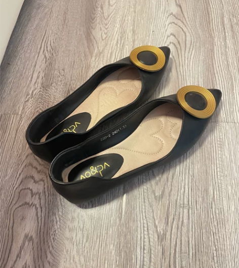 9成新女式单鞋，皮质柔软，平底舒适。 这双...