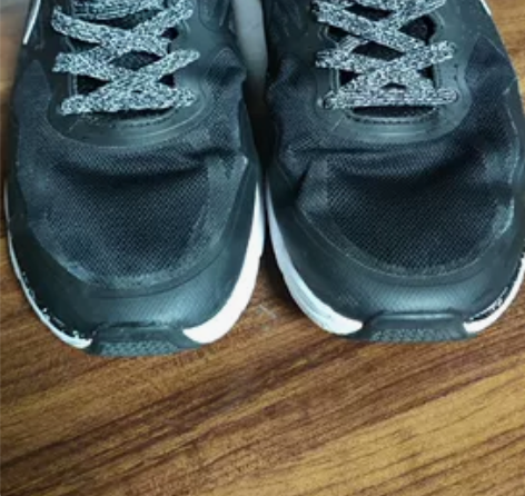 自己穿的正品李宁运动鞋，42码，九成新，除...