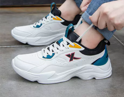 特步男鞋跑步鞋2022冬季新款皮面休闲鞋子...