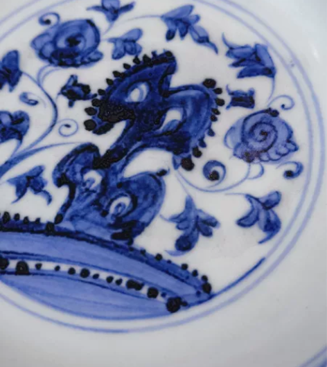 明青花湖石花卉纹盘 尺寸：口径14.6×高...