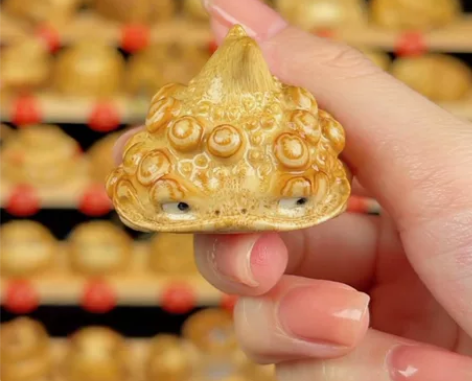 胡祖光的飞碟蟾，角上有一串珠链，780入，...