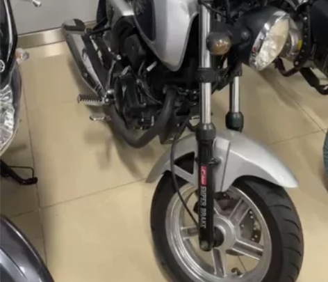 全新的银钢摩托车，买下来了，喜欢上了别的摩...