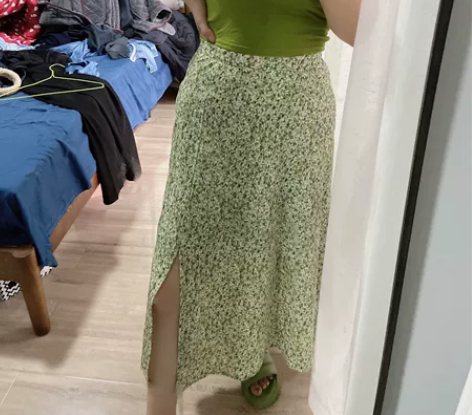 绿色碎花半身伞裙清新开衩 腰围68全新一次...