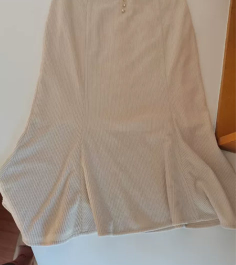 灯芯绒鱼尾裙，穿过一次，没洗过。奶白色。M...