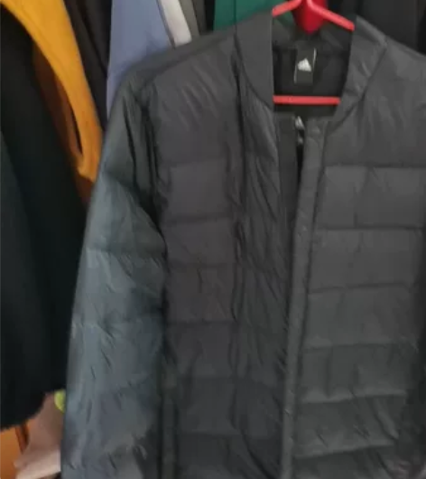阿迪羽绒服男士的。适合150斤左右轻薄款。...