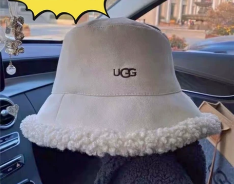 UGG羊羔毛渔夫帽双面戴 三个颜色全 还有...