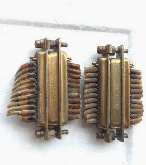 早期美国胆机里拆下镀金的25芯对插2付；尺...