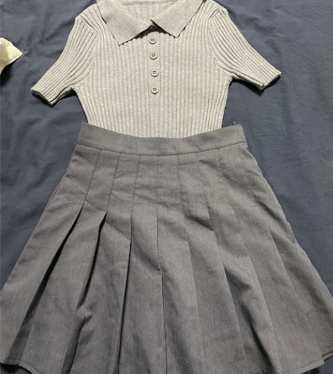 。学院风的一套，针织很软糯有弹力。灰色很高...