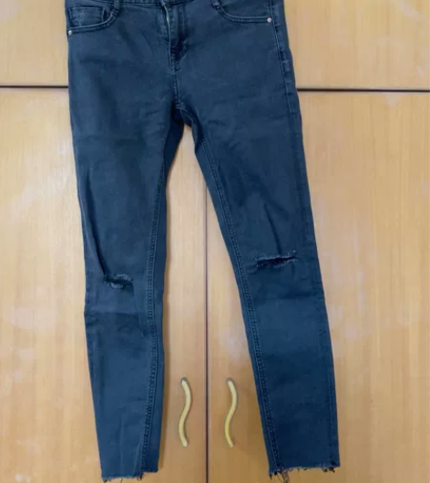 破洞牛仔裤 26码 感兴趣的话点“我想要”...