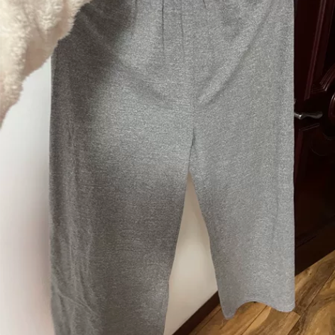 灰色阔腿裤，料子很软 均码 感兴趣的话点“...