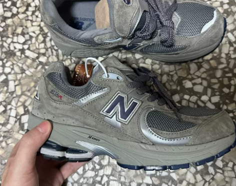 清理闲置,新百伦2002R元祖灰,有两双都...