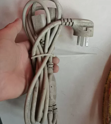 电脑电源线一分二，节省插座 感兴趣的话点“...